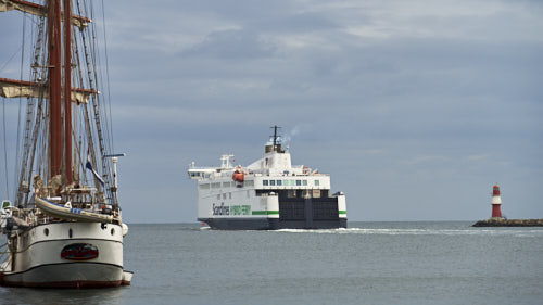 Hafenausfahrt in Warnemünde